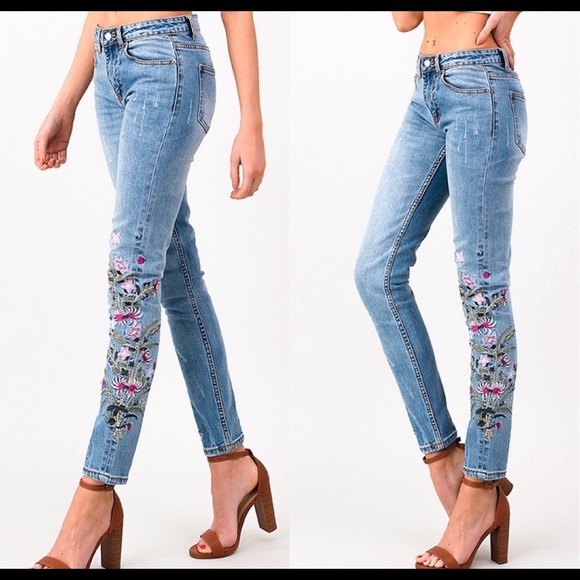 Gorgeous Mid-Rise Embroidered Stretch Jeans 👖 ❤️! - Picture 3 of 5